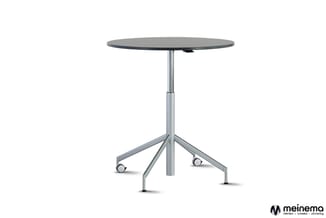 Ronde hoge tafel met grijs blad, zilverkleurige poot en een vierpunts onderstel op wieltjes.