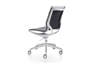 Ergonomische bureaustoel met zwart mesh ruggedeelte, wit frame, armsteun en wieltjes op vijfpunts voet.