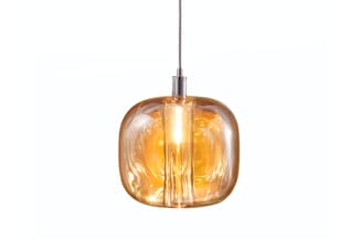 Hanglamp met amber glazen bol, gegroefde structuur, chromen ophanging aan textielkabel tegen witte achtergrond.