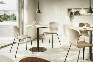 Modern restaurant interieur met ronde tafels, houten stoelen met metalen poten, groene hanglampen, beige muren en natuurlijk