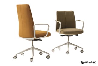 Twee kantoordraaien met wielen: links mosterdgeel stoffen model met hoge rugkuil, rechts olijfgroen stoffen model met lage ru