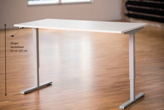 Wit verstelbaar bureau met handslinger, hoogte 62-107 cm, grijs metalen onderstel, witte tafelblad, op houten vloer.