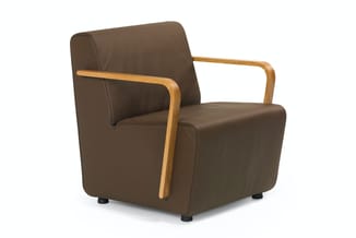 Bruine leren fauteuil met houten armleuningen en zwarte poten, moderne rechthoekige vorm tegen witte achtergrond.