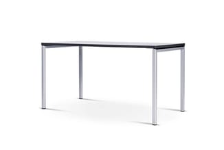 Vergadertafel met zwart blad en zilveren metalen frame, rechthoekige vorm, tegen witte achtergrond.