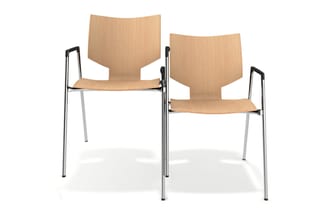 Twee stapelbare kantorstoelen met naturel houten zitting en rug, zwarte armleuningen en zilverkleurig aluminium frame.