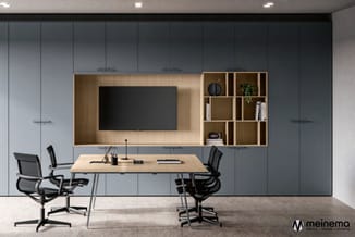 Modern kantoor met grijze kastenwand, houten inbouw met tv-scherm, houten inzetstukken, werkblad met twee zwarte bureaustande