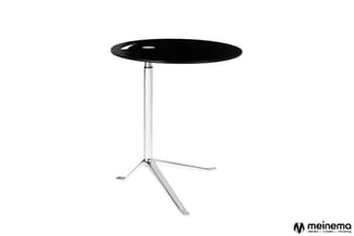 Ronde bijzettafel met zwart glazen blad, chromen zuil en zilveren driepoot onderstel.