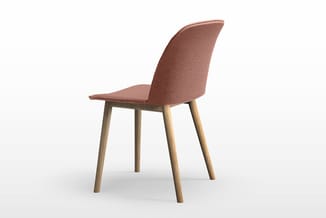 Moderne stoel met roze-bruin gestoffeerde zitting en rugleuning, houten poten, tegen witte achtergrond.