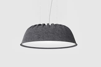 Hangende pendellamp met donkergrijze viltafwerking en wit binnenoppervlak, minimalistisch design.