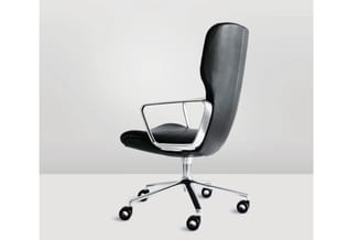 Zwarte draaibare bureaustoel met hoge rugleuning, witmetalen frame en wielen, op witte achtergrond.