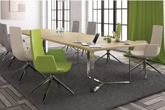 Moderne vergaderkamer met lange houten tafel, groene en beige draaistoelen op wielen, ramen met zwarte frames, groene gordijn