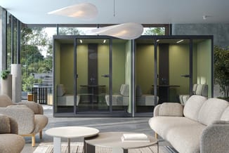 Moderne kantoorruimte met groene geluidswerende belcellen, beige gestoffeerde clubstoelen, witte ronde tafels en hangende org