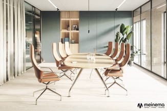 Moderne vergaderkamer met ovale houten tafel, cognackleurige lederen stoelen op wieltjes, grijsblauwe wanden, houten opbergka