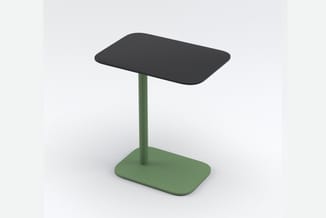 Zwarte rechthoekige tafel op groen vierkant voetwerk met centrale kolom, tegenover witte achtergrond.