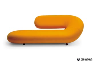Oranje geclausuleeerde design bank met afgeronde vormen en zwarte wieltjes, zijaanzicht op witte achtergrond.