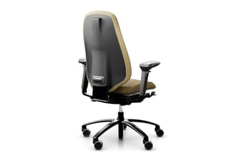Ergonomische bureaustoel in beige en grijs met zwarte armleuningen, wielbasis en rugleuning, achteraanzicht.
