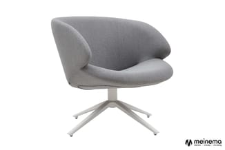 Grijze draaibare fauteuil met gebobbeld stofbekleding, gebogen ruggesteun en wit vierpoot spiderpoot onderstel.