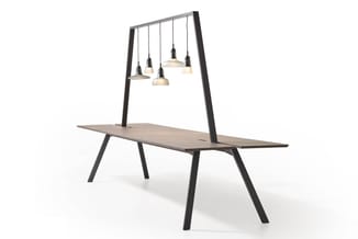 Vergadertafel met zwarte metalen poten en licht houten blad, voorzien van integraal hangende verlichting met vijf pendant lam