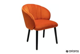 Oranje stoel met gechannelde rugleuning, zwarte houten poten, modern design, vrijstaand tegen witte achtergrond.