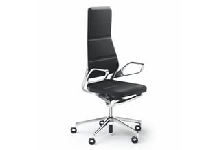 Ergonomische bureaustoel met zwarte bekleding, zilveren frame, verstelbare armleuningen en wieltjes op vijfpuntsvoet.