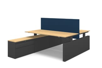 Werkplek met zwart bureau, houten blad, donkerblauwe akoestische scheidingswand en zwarte kastUnit naast bureau.