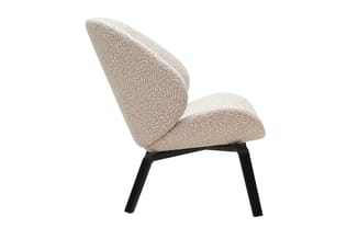 Loungestoel met lichtbeige structuurstof en organische ronde vormen, zwart houten onderstel, zijprofiel tegen witte achtergro