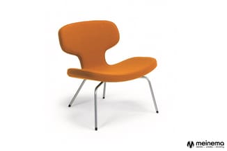 Oranje gestoffeerde loungefauteuil met afgeronde rugvorm, zitgedeelte en aluminium poten op witte achtergrond.