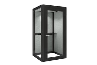 Zwarte akoestische telefooncel met grijze geluidsdempende wanden, glazen deur en metalen handgreep.