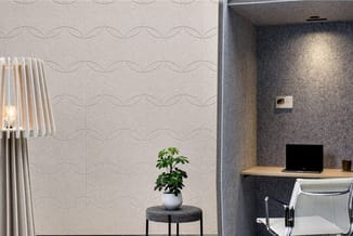 Modern kantoorhoek met beige golfmotief behang, grijze akoestische wand, houten bureau met laptop, witte bureaustoel en potpl