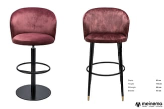 Twee roze fluwelen barkrukken met zwart metalen onderstel. Links model met rond voetsteun, rechts model met voetsteun en hout