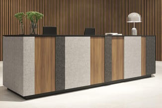 Moderne receptiebalie met gestreepte houten achterwand, gemixt uit lichte natuursteen, houtfineer en donkere panelen. Zwarte