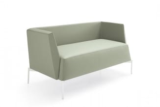 Grijsgroene lounge bank met hoge zijwanden, witte zitting en witte metalen poten tegen witte achtergrond.