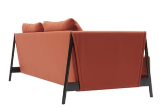 Terracottarood loungebank met zwarte houten frame, achteraanzicht, twee rugkussens, geïsoleerd op wit.