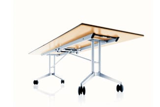 Vergadertafel met licht hout blad, aluminium onderstel, zwarte wielen, opklapbaar mechanisme zichtbaar.