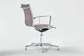 Moderne bureaustoel met grijze stof, aluminium frame en armleuningen, op vijfpoots zwenkvoet tegen witte achtergrond.