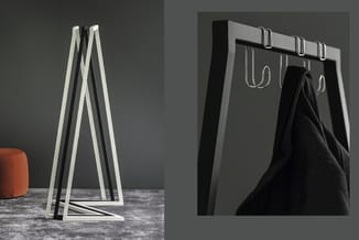 Links: Metalen garderobe staander met driehoekig frame design in wit/zilver, op grijze vloer.

Rechts: Zwarte wandgarderobe m