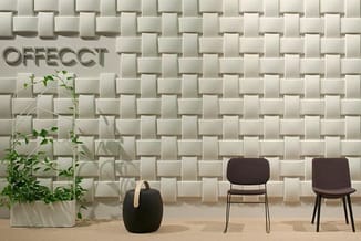 Kantoorruimte met 3D-wandpanelen in beige, zwarte stoelen, plant in pot en "OFFECCT" tekstlogo aan de muur.