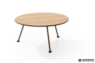 Ronde tafel met licht houten blad en donkerbruin metalen driepoot onderstel op witte achtergrond.