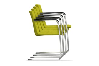 Vier stapelbare stoelen met limegroen gepolsterde zitting en chromen frame, gestapeld in perspectief.