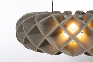 Close-up van de kruislings verbonden PET-viltlamellen en verlichting van de Halo hanglamp.