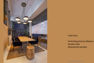 Moderne vergaderruimte met houten tafel, zwarte stoelen, houten poef, blauwe akoestische panelen, hangende ronde verlichting