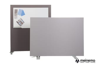 Twee mobiele scheidingswanden: links donkerbruine met witboard bovenkant en blauwe lamp, rechts grijze panelen.