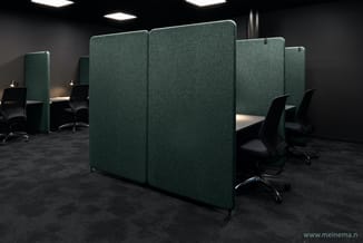Groene akoestische schermen in kantoorruimte met werkplekken, zwarte bureaus en ergonomische stoelen onder LED-verlichting.
