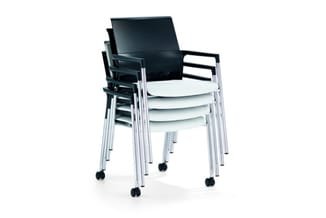 Stapelbare kantoorstoel met zwarte en witte zitting, aluminium frame met wielen, meerdere stoelen gestapeld zichtbaar.