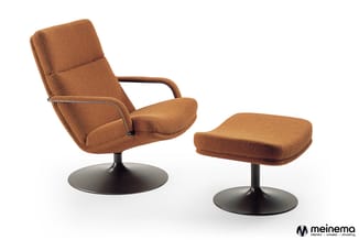 Bruine draaibare loungestoel met bijpassende voetenbankje op zwart voetstuk. Textielafwerking, moderne vormgeving. Meinema-lo