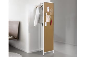 Smalle staande kapstok met wit frame en kurken prikbord, beladen met jassen, notities en accessoires in slaapkamer.