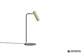 Moderne bureaulamp met zwart metalen arm, messing accenten en ronde zwarte voetplaat op witte achtergrond.
