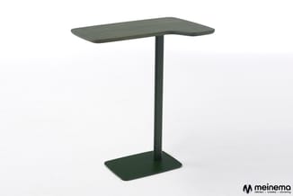 Staande tafel met groen houten blad en donkergroene metalen poot op rechthoekig voetbord.