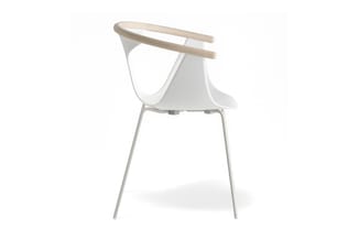 Moderne stoel met witte kunststof zitting, houten armsteunen en witte metalen poten op witte achtergrond.
