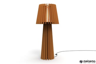 Houten staande lamp met conische kap in warm hout, geribde structuur, zwarte stroomkabel, tegen witte achtergrond.